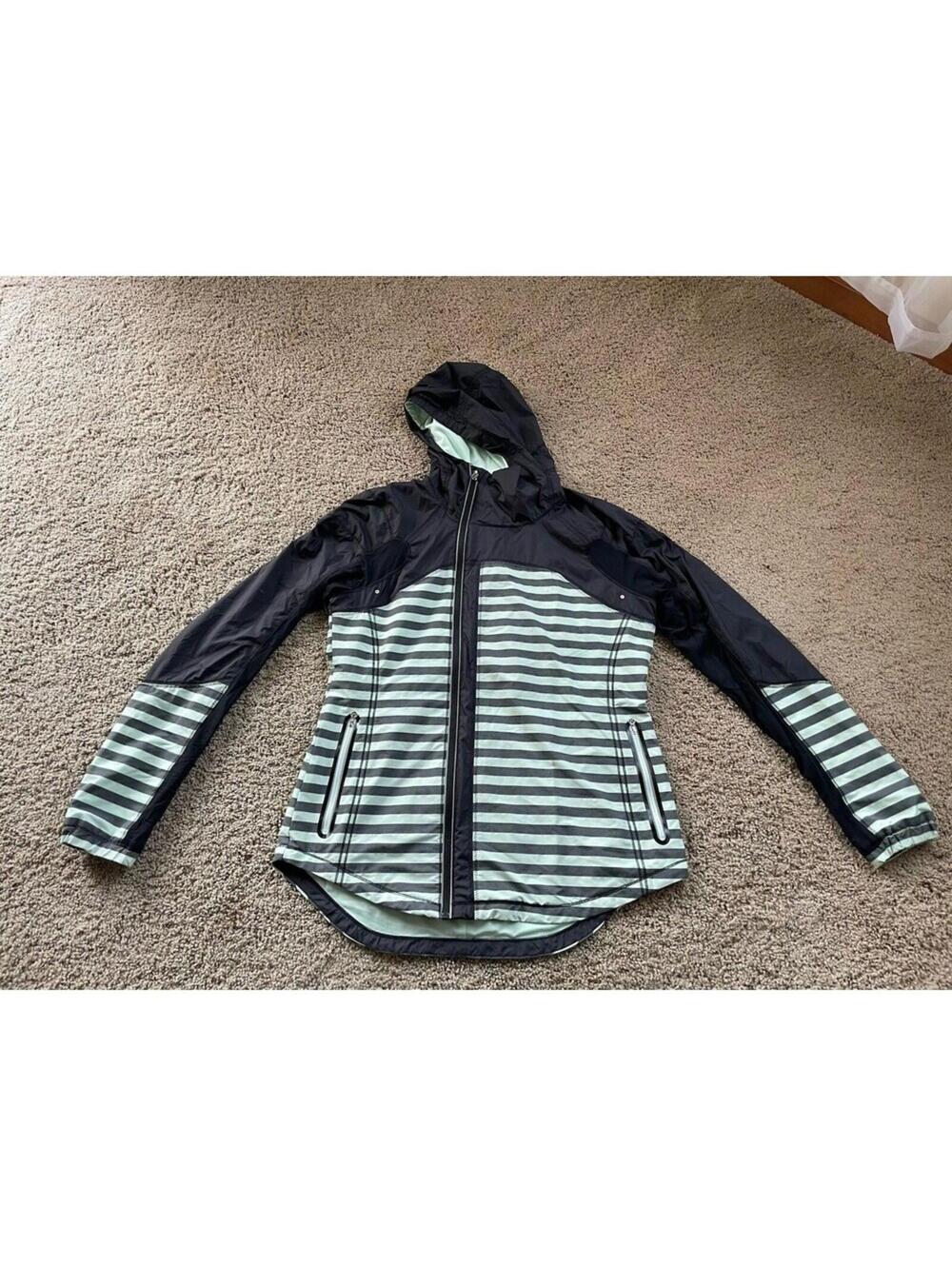 Lululemon Run: Get Up and Glow Jacket *Reflective 360 Stripe Mint Moment Size 10